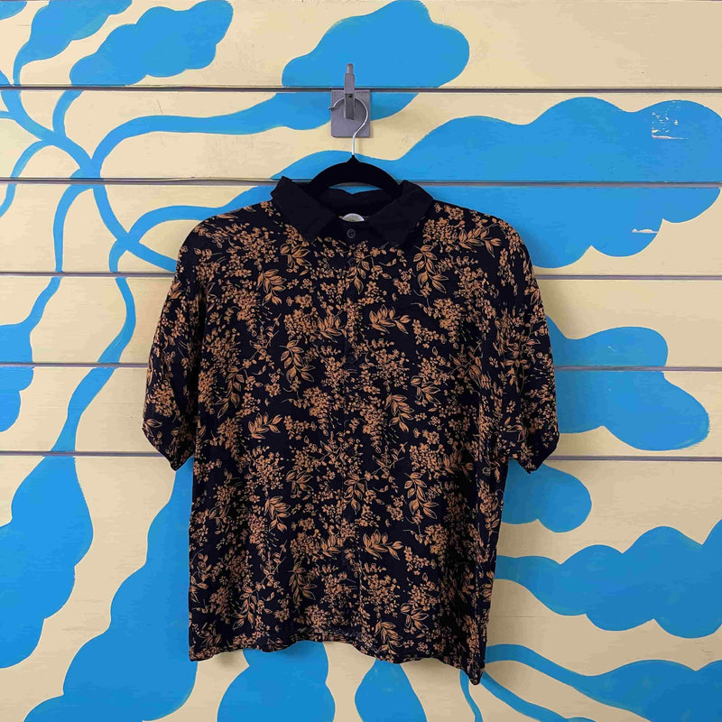 Camisa negra con flores amarillas Talla M - Image 1