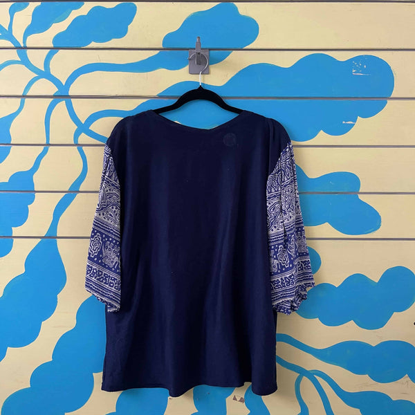 Blusa azul oscura talla L