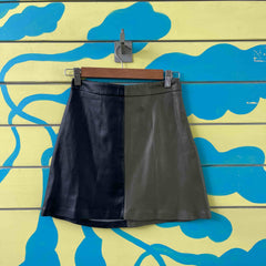 Minifalda de cuerina verde y negro talla 34