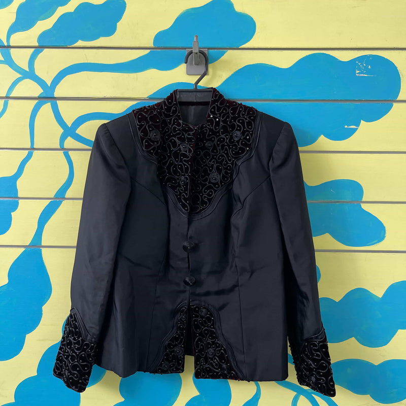 Chaqueta negra bordada talla M - Image 1