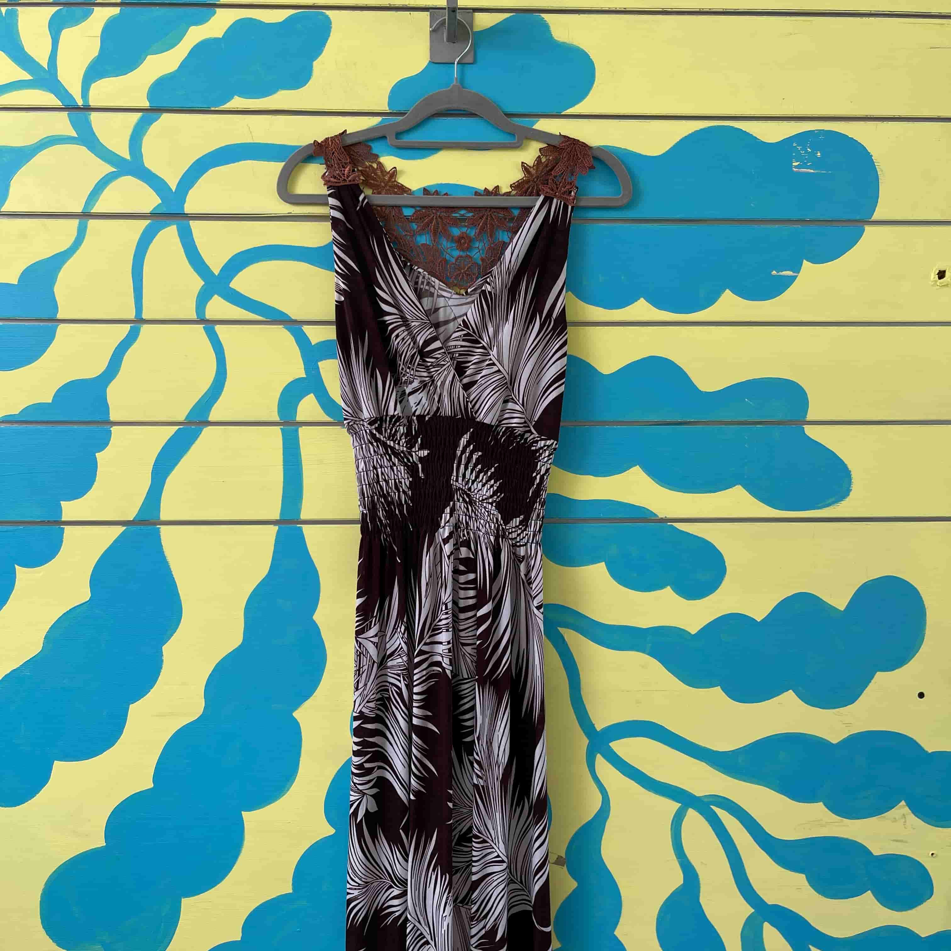 Vestido cafe con blanco talla M