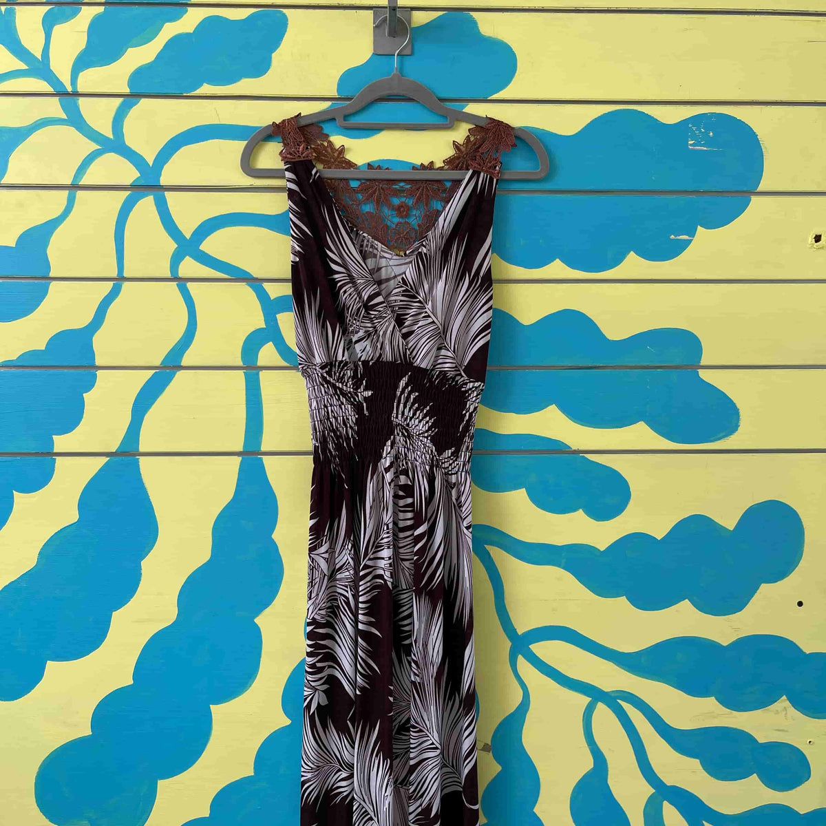 Vestido cafe con blanco talla M