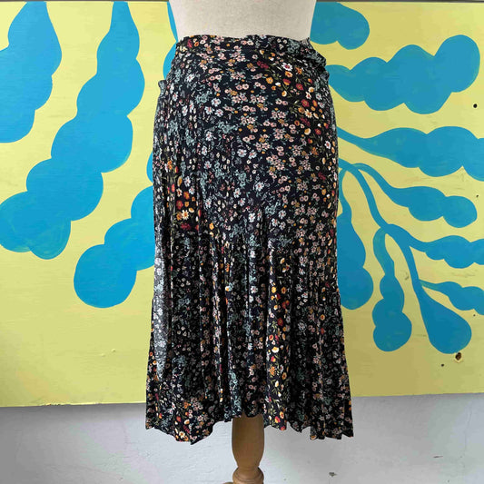 Falda negra de florecitas talla M