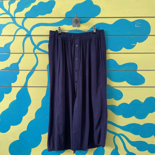 Falda azul oscura talla 12