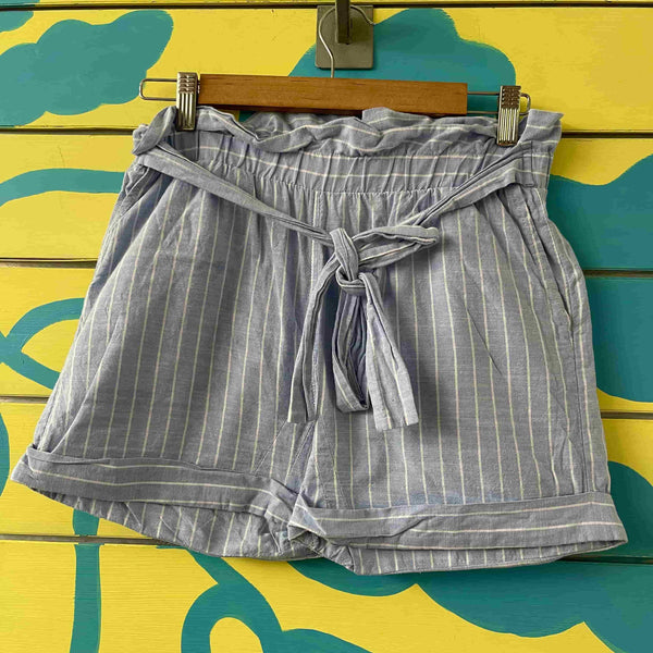 Short azul claro de rayas blancas talla S