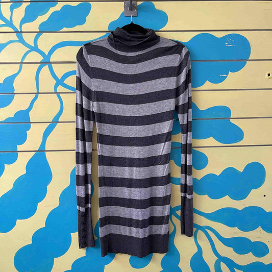 Vestido tejido de rayas grises cuello tortuga manga larga talla S