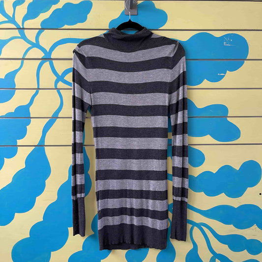 Vestido tejido de rayas grises cuello tortuga manga larga talla S