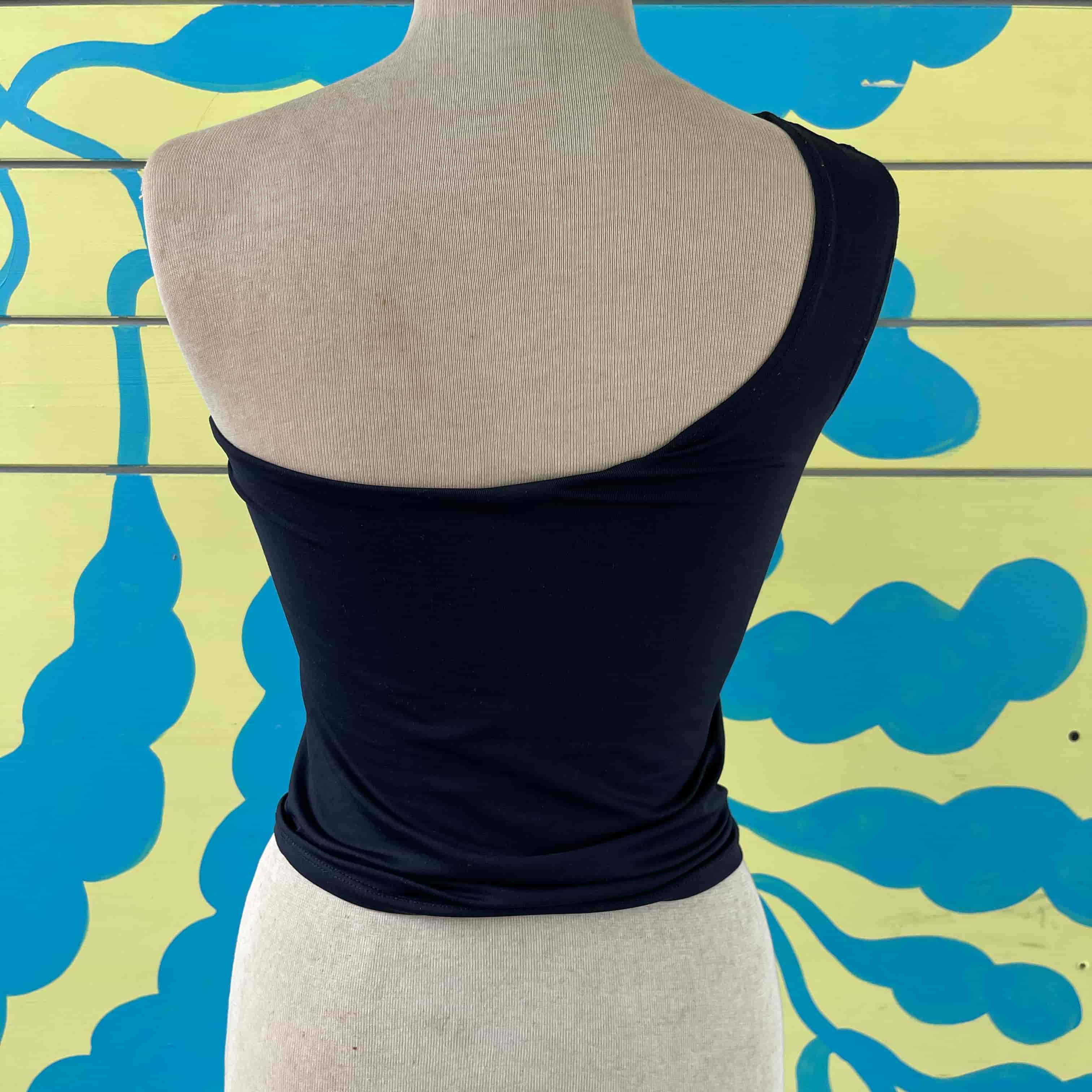 Croptop negro de una manga talla S