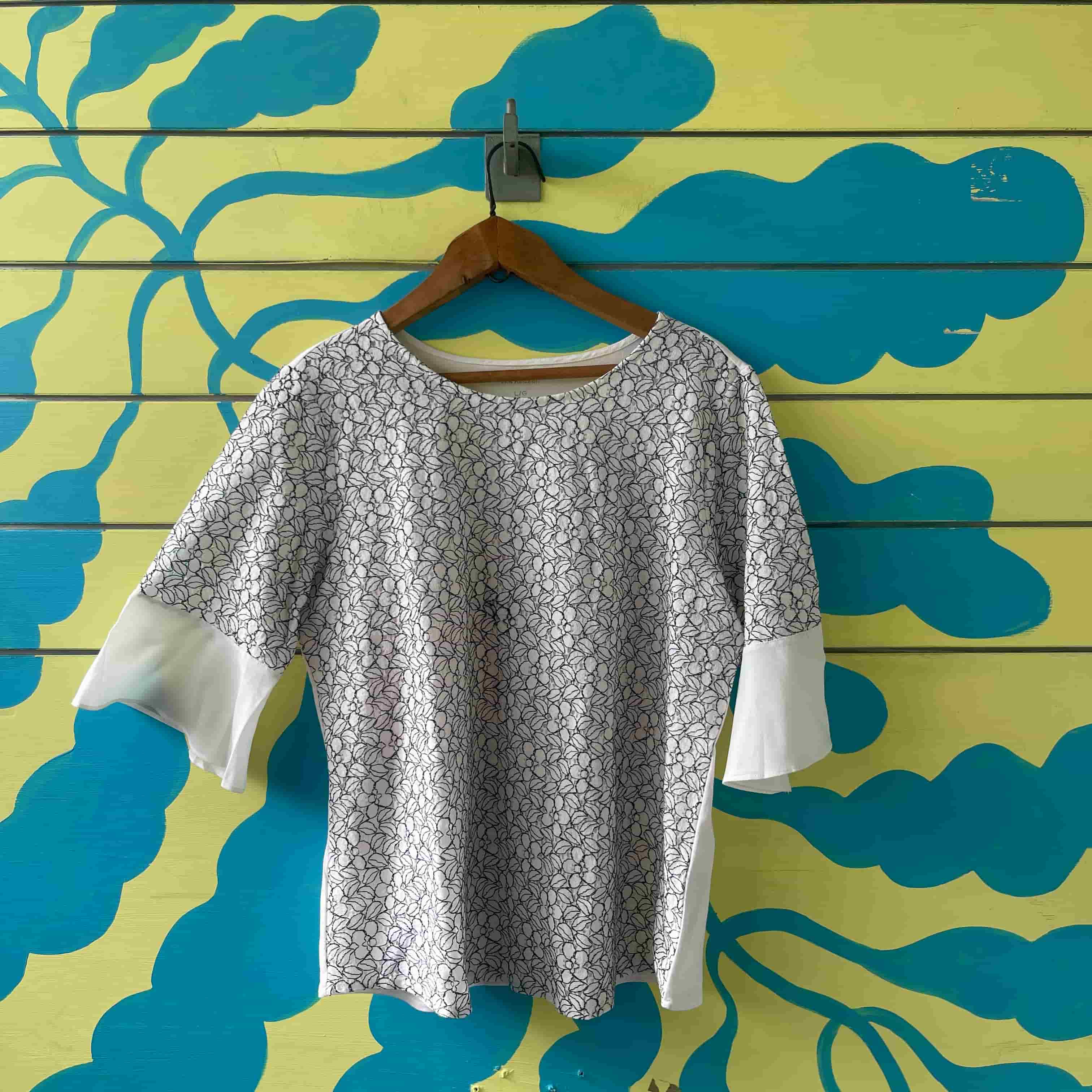 Camisa de flores negras adelante talla L/G