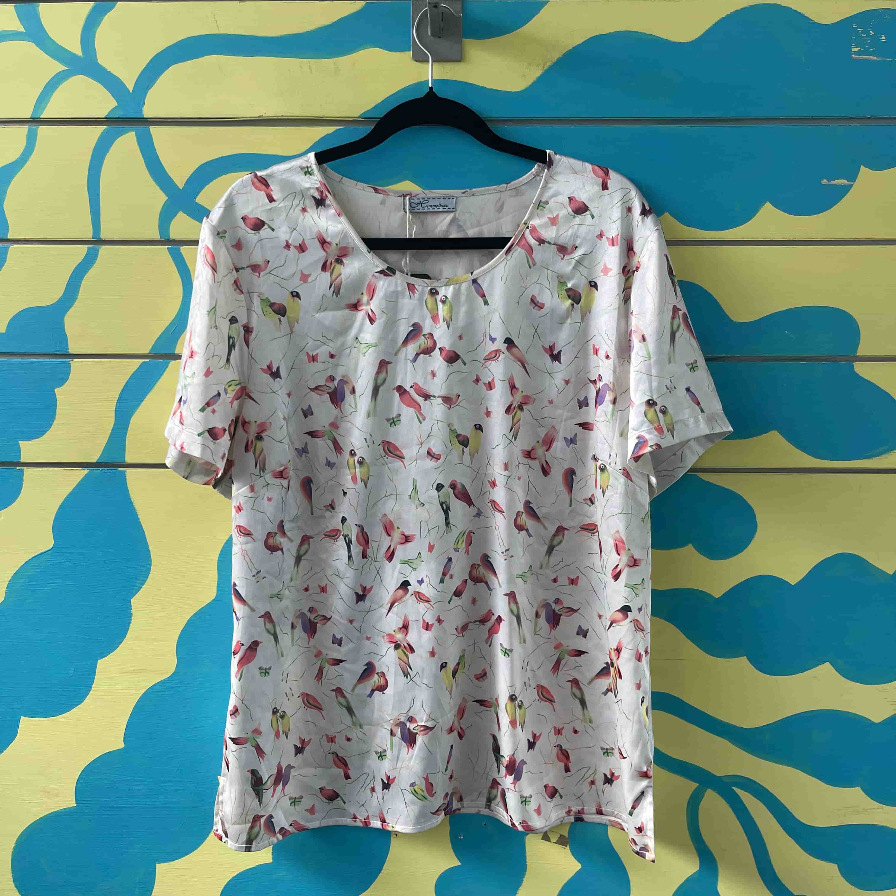 Camisa blanca con pajaritos talla L