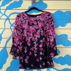 Camisa negra con flores rosadas talla L