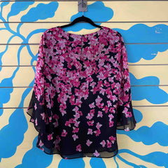 Camisa negra con flores rosadas talla L