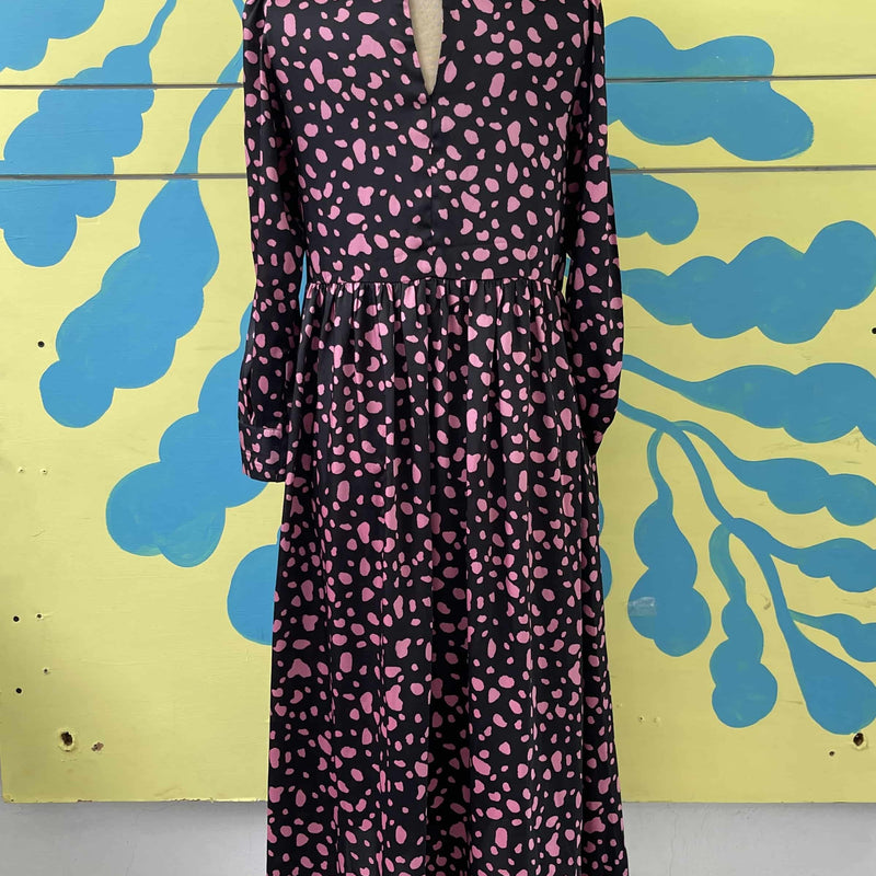 Vestido negro con manchas rosadas talla 28/M - Image 2