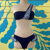 Bikini azul oscuro con aplicaciones de mola