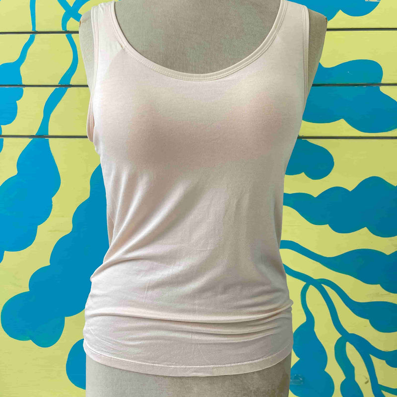 Camisilla rosa con brasiere talla M - Image 1