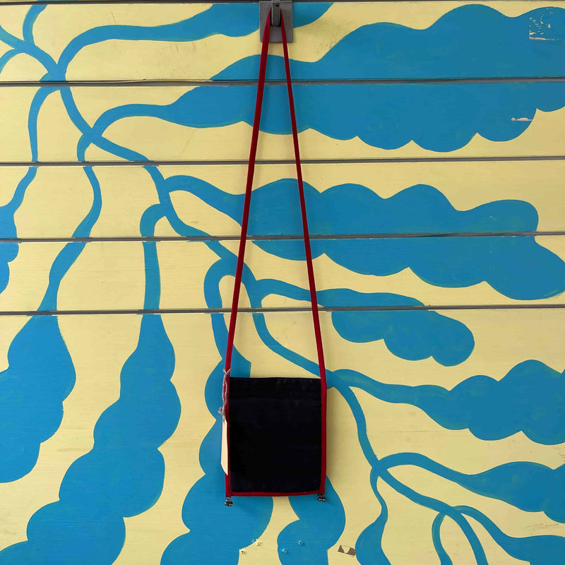 Bolso negro con rojo - Image 3