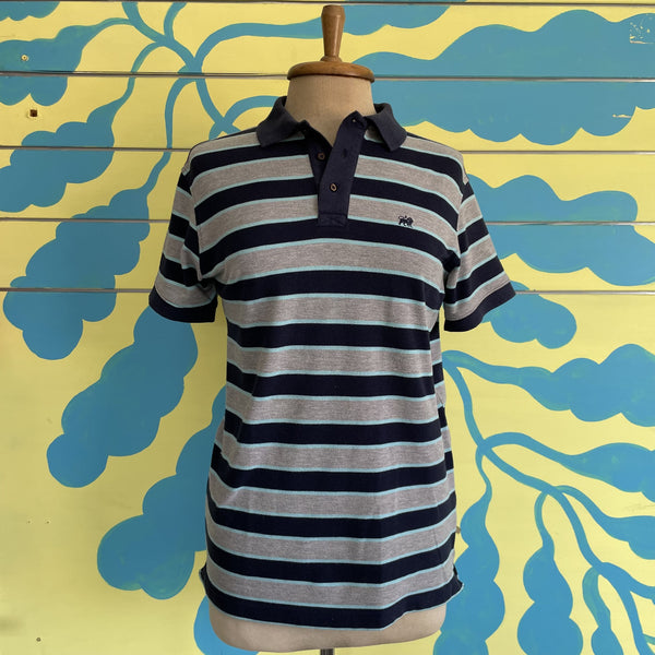 Camisa Tipo Polo Gris con Rayas Azules