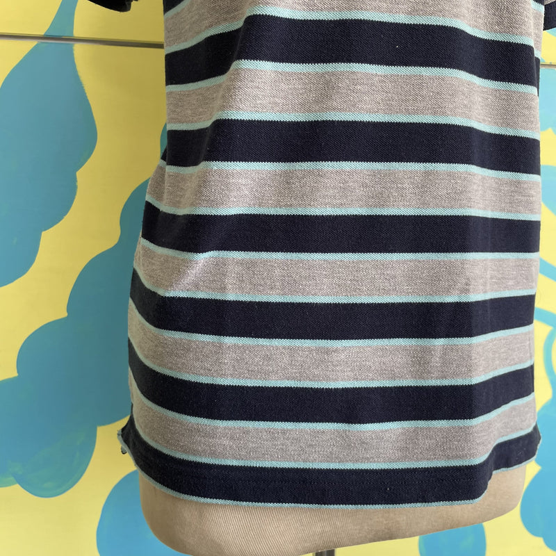 Camisa Tipo Polo Gris con Rayas Azules - Image 4