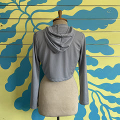 Crop Top Deportivo Gris Capucha