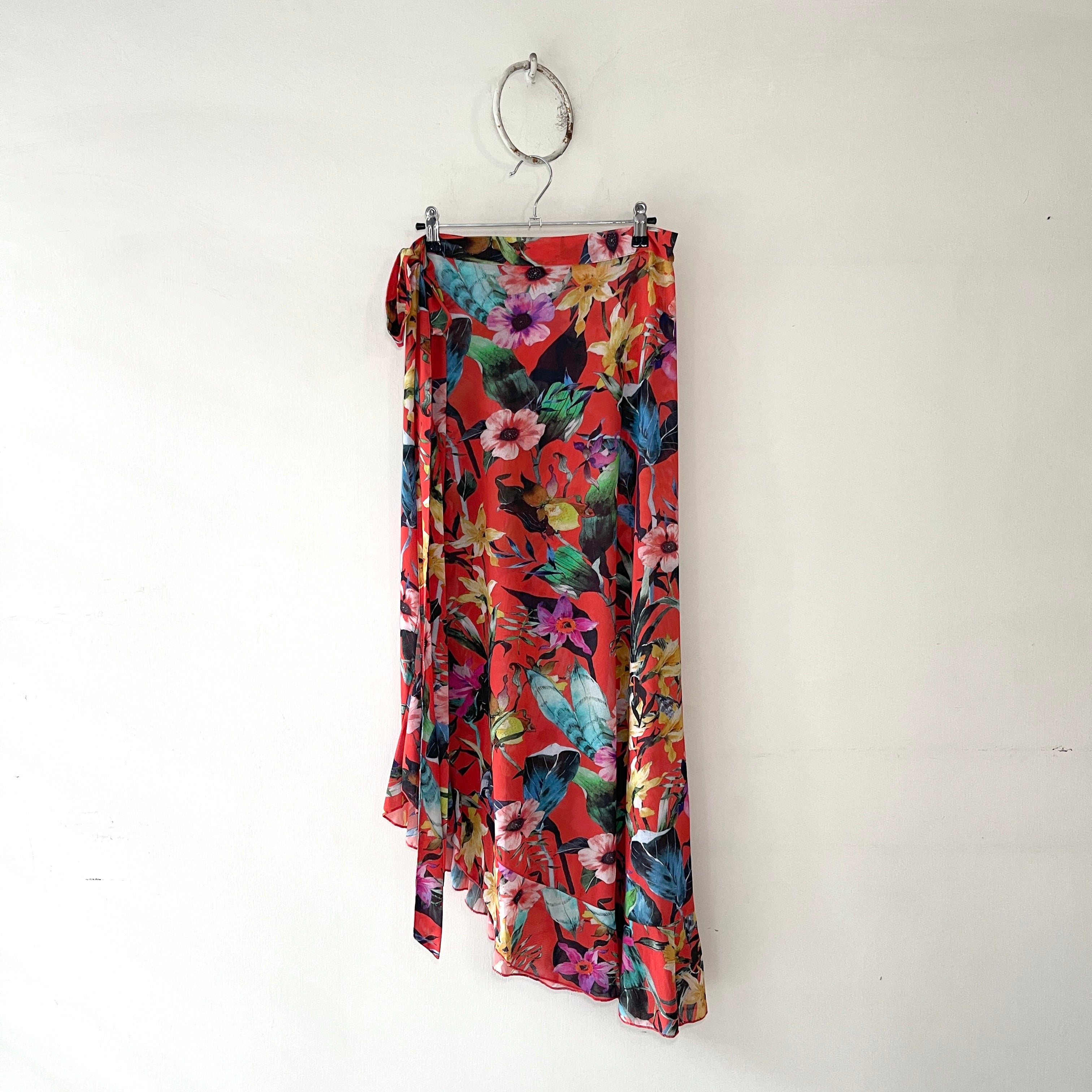 Falda Pareo de Flores Fondo Rojas