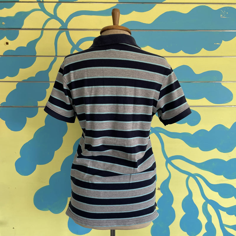 Camisa Tipo Polo Gris con Rayas Azules - Image 5